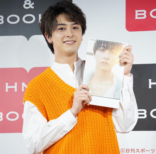 カレンダー発売会見を行った新原泰佑（撮影・佐藤勝亮）