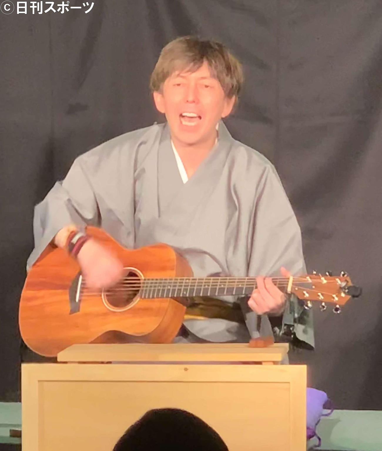 弾き落語がたりを行う、お笑いコンビ、2丁拳銃の小堀裕之　