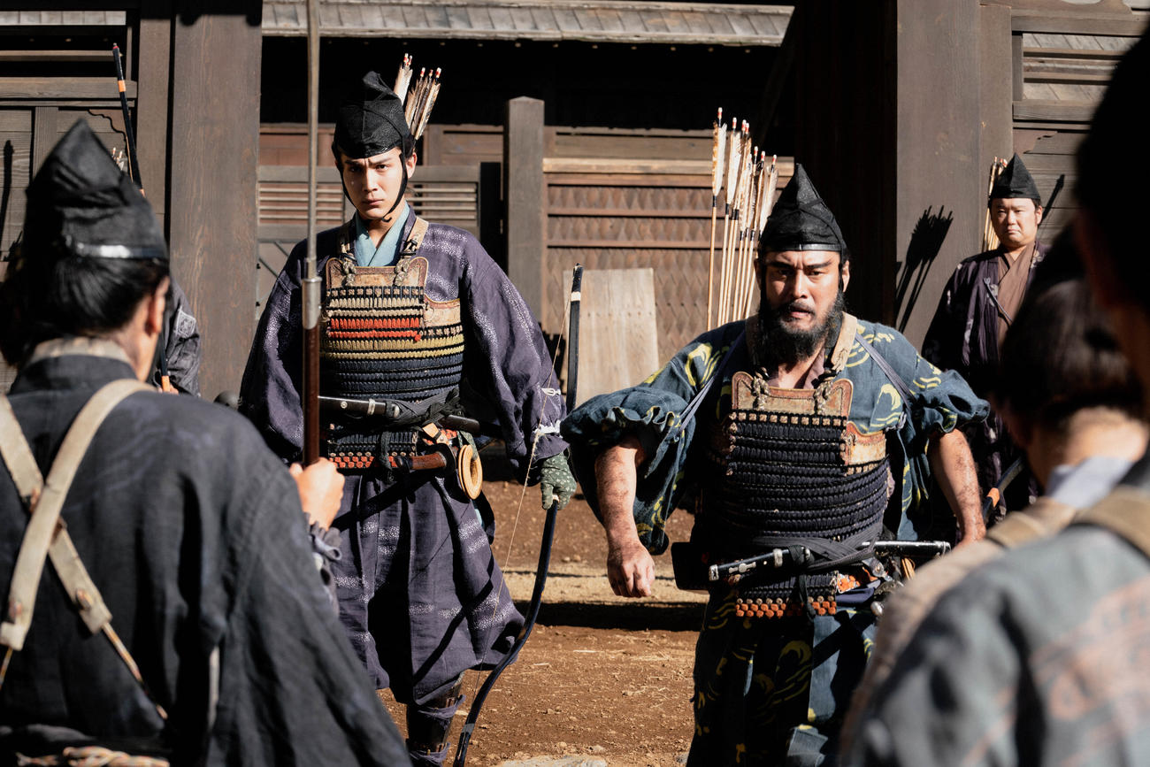 大河ドラマ「鎌倉殿の13人」より。家人たちに源義高を探しに行くと伝える和田義盛（右＝横田栄司）と畠山重忠（中川大志）（C）NHK