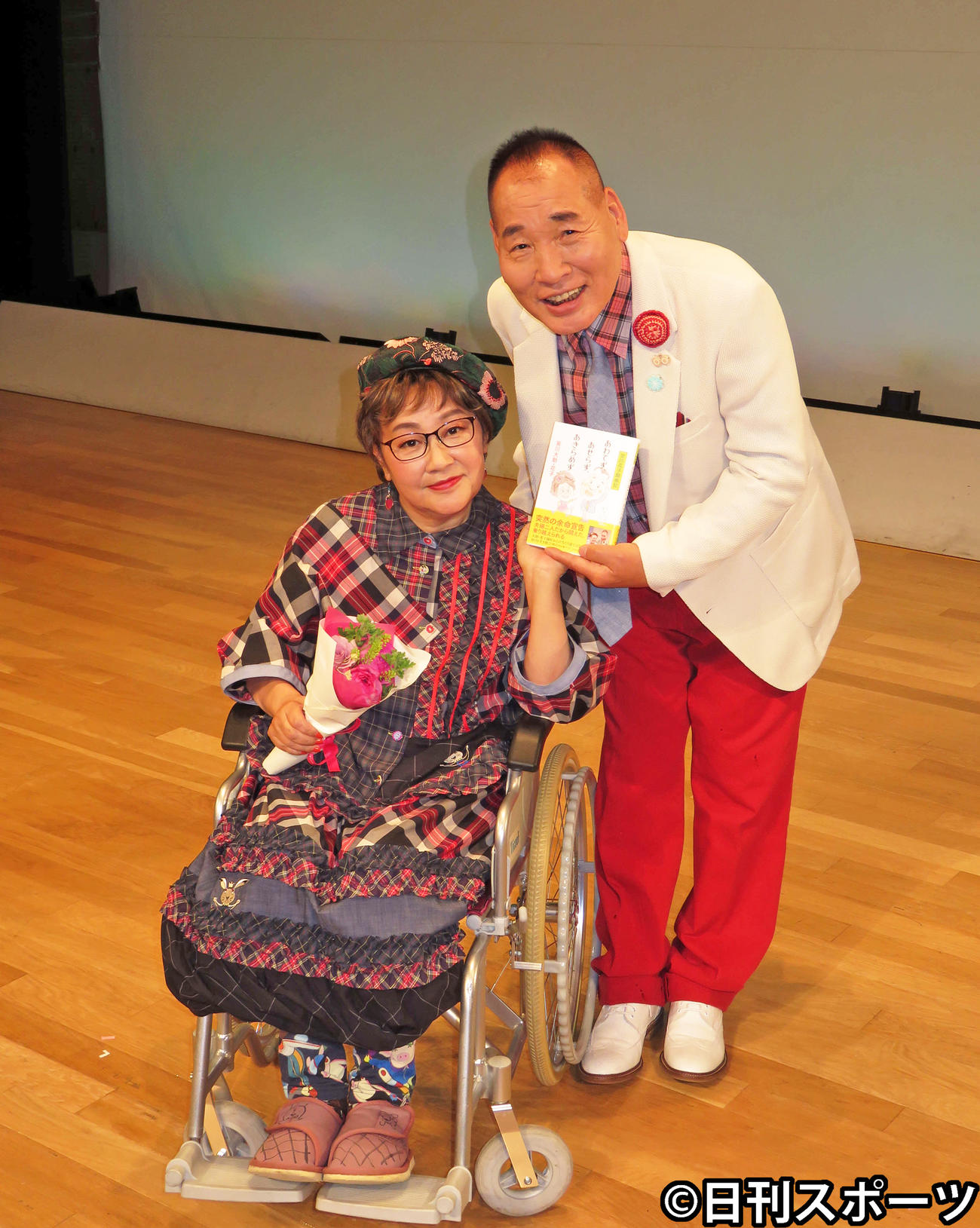 出版記念イベントに出演した宮川花子（左）と夫の大助（撮影・村上久美子）