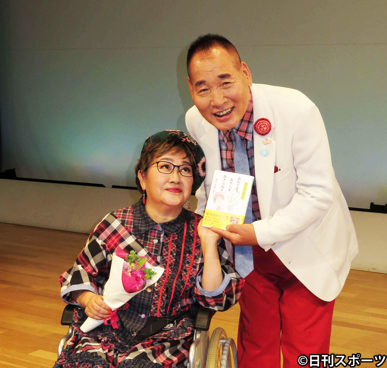 出版記念イベントに出演した宮川花子（左）と夫の大助（撮影・村上久美子）