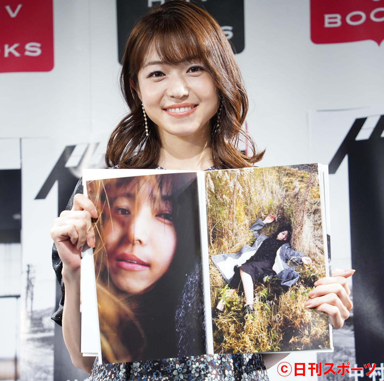 写真集発売会見を行った、中村静香（撮影・佐藤勝亮）
