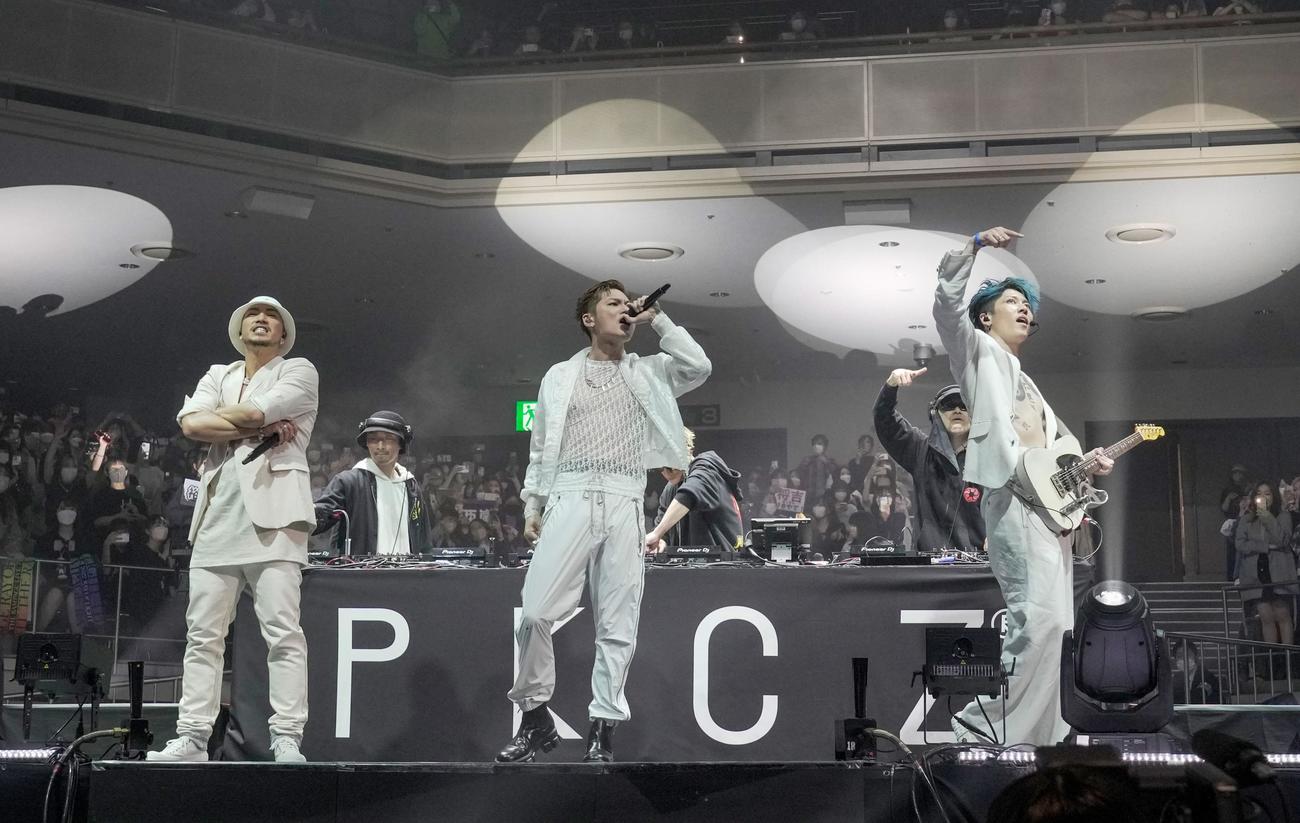 LDHの格闘技イベント「POUND STORM」でパフォーマンスする、左からSWAY、SHOKICHI、MIYAVI