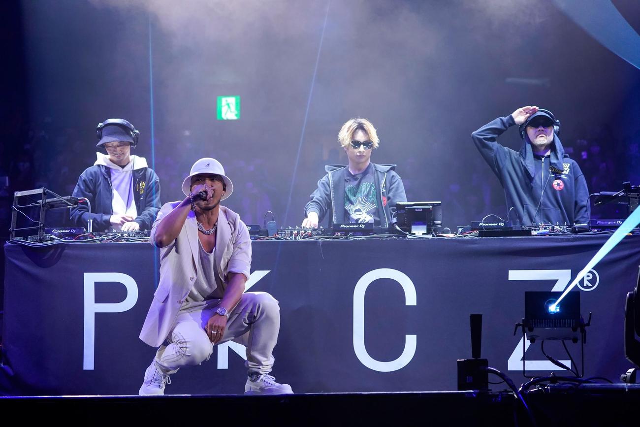 LDHの格闘技イベント「POUND STORM」でパフォーマンスするPKCZとSWAY（手前）