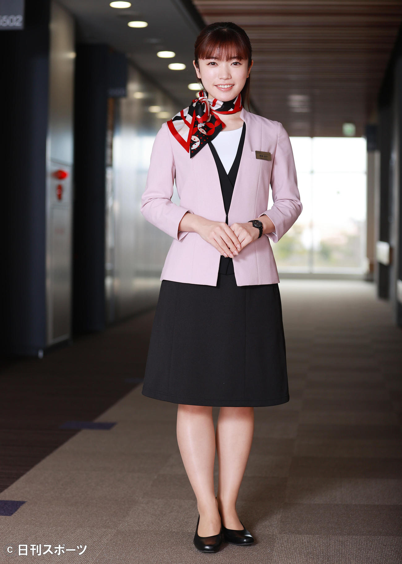ドラマで受付嬢の役を演じる美山加恋。子役デビューから20年が経ち、凜（りん）としたたたずまいが大人びた雰囲気を醸し出していた（撮影・垰建太）