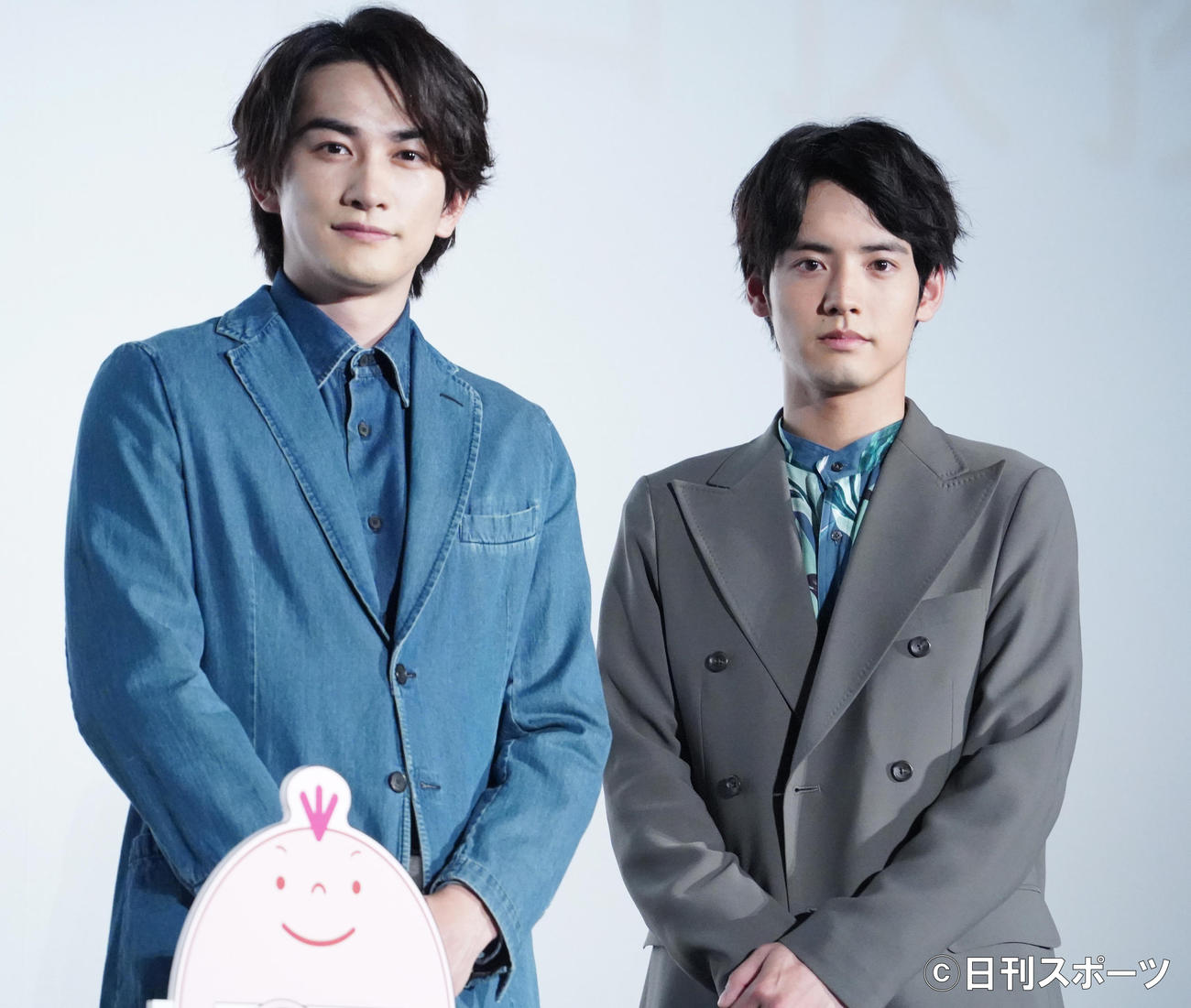 映画「チェリまほ　THE MOVIE～30歳まで童貞だと魔法使いになれるらしい～」」大ヒット御礼舞台あいさつに出席した、町田啓太（左）、赤楚衛二（撮影・佐藤勝亮）