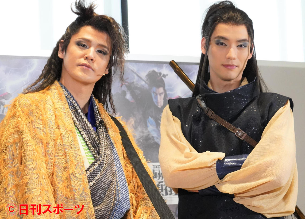 2022年劇団☆新感線42周年興行・春公演「いのうえ歌舞伎『神州無頼』」開幕前取材会を行った宮野真守（左）と福士蒼汰（撮影・佐藤成）