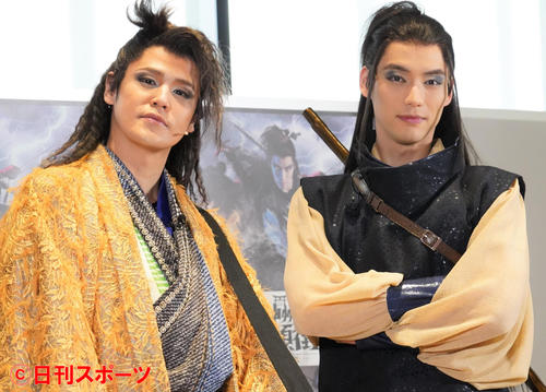 2022年劇団☆新感線42周年興行・春公演「いのうえ歌舞伎『神州無頼』」開幕前取材会を行った宮野真守（左）と福士蒼汰（撮影・佐藤成）
