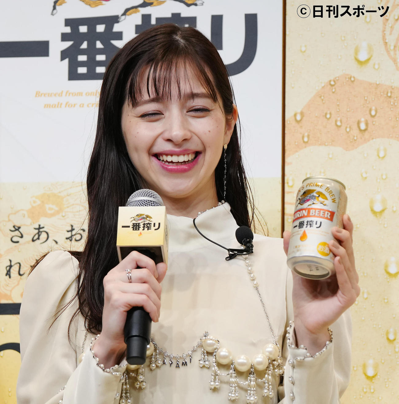 「さあ、お試しください。これがおいしいビールです。『キリン一番搾り』50万本当たるキャンペーン」発表会でビールを飲み、笑顔を見せる中条あやみ（撮影・江口和貴）