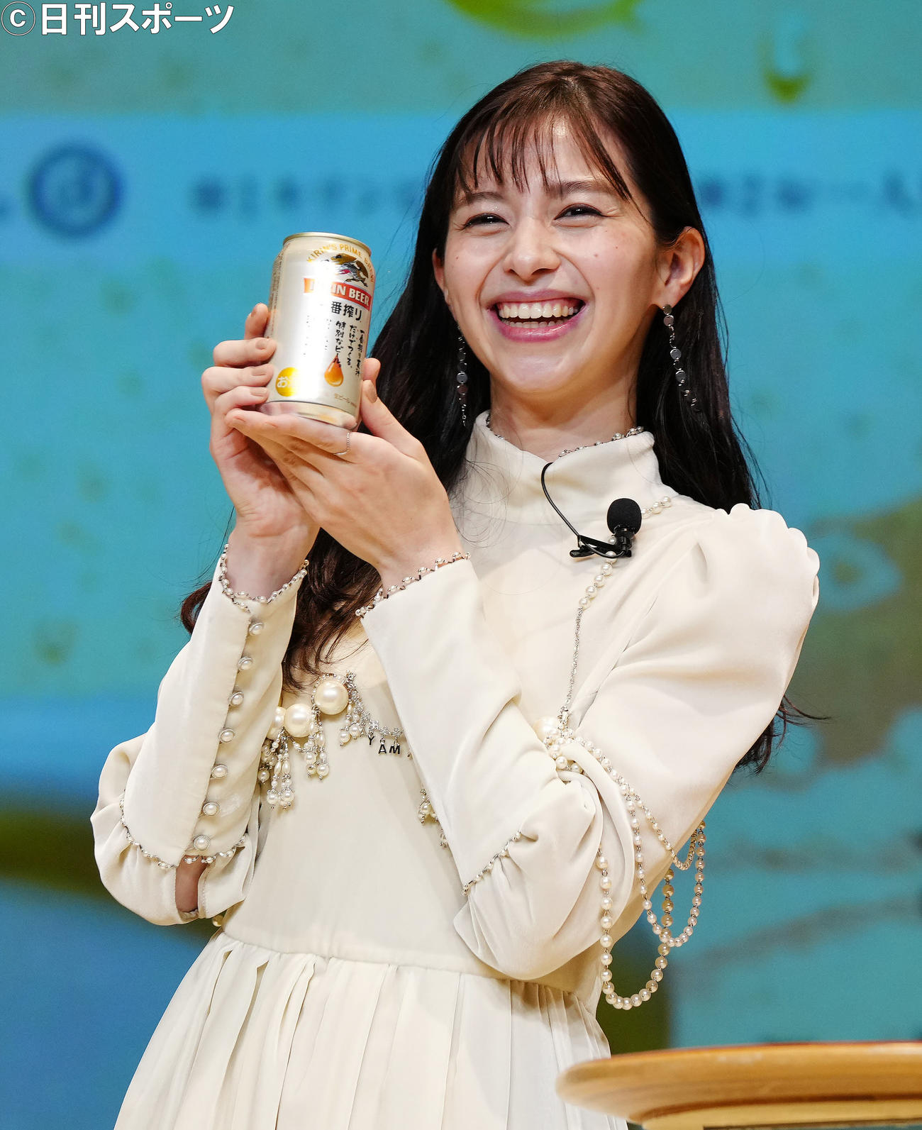 「さあ、お試しください。これがおいしいビールです。『キリン一番搾り』50万本当たるキャンペーン」発表会で演技する中条あやみ（撮影・江口和貴）