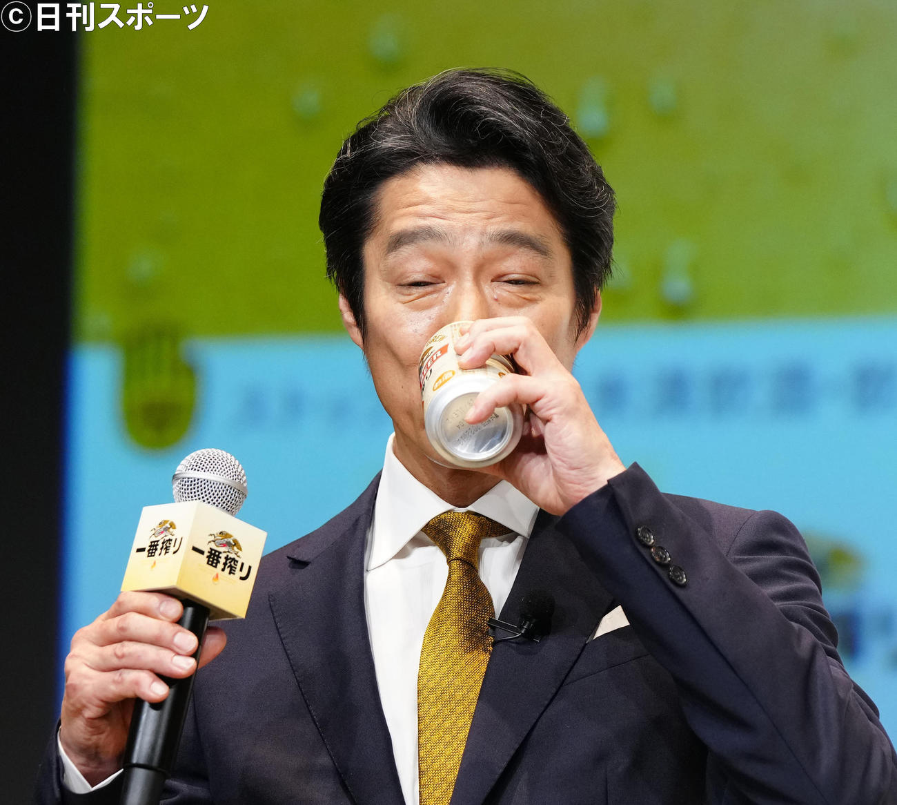 「さあ、お試しください。これがおいしいビールです。『キリン一番搾り』50万本当たるキャンペーン」発表会でビールを飲む堤真一（撮影・江口和貴）