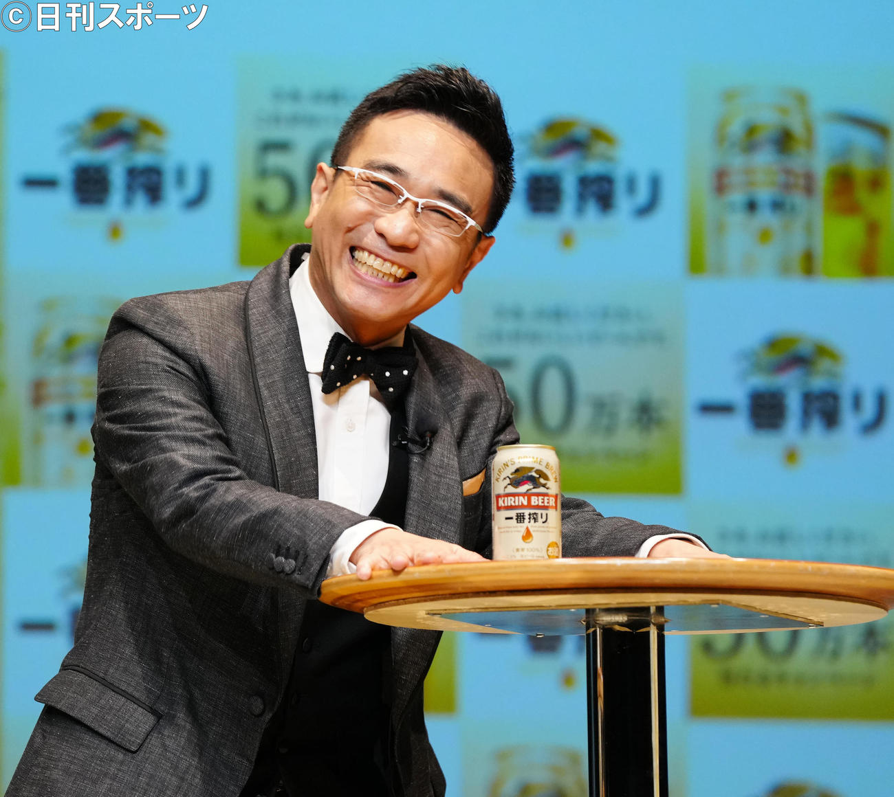 「さあ、お試しください。これがおいしいビールです。『キリン一番搾り』50万本当たるキャンペーン」発表会で演技する八嶋智人（撮影・江口和貴）