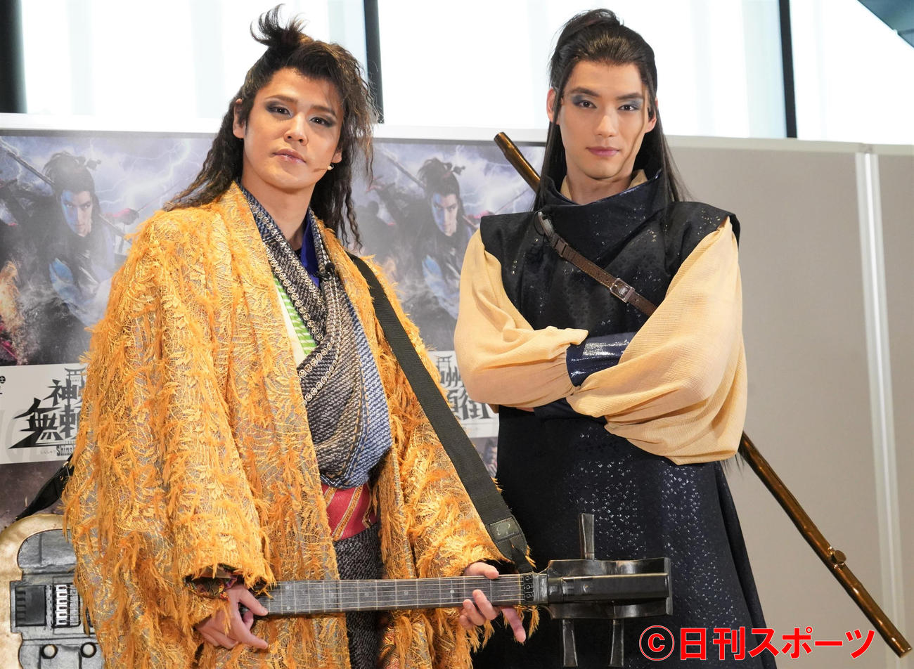 2022年劇団☆新感線42周年興行・春公演「いのうえ歌舞伎『神州無頼』」開幕前取材会を行った宮野真守（左）と福士蒼汰（撮影・佐藤成）