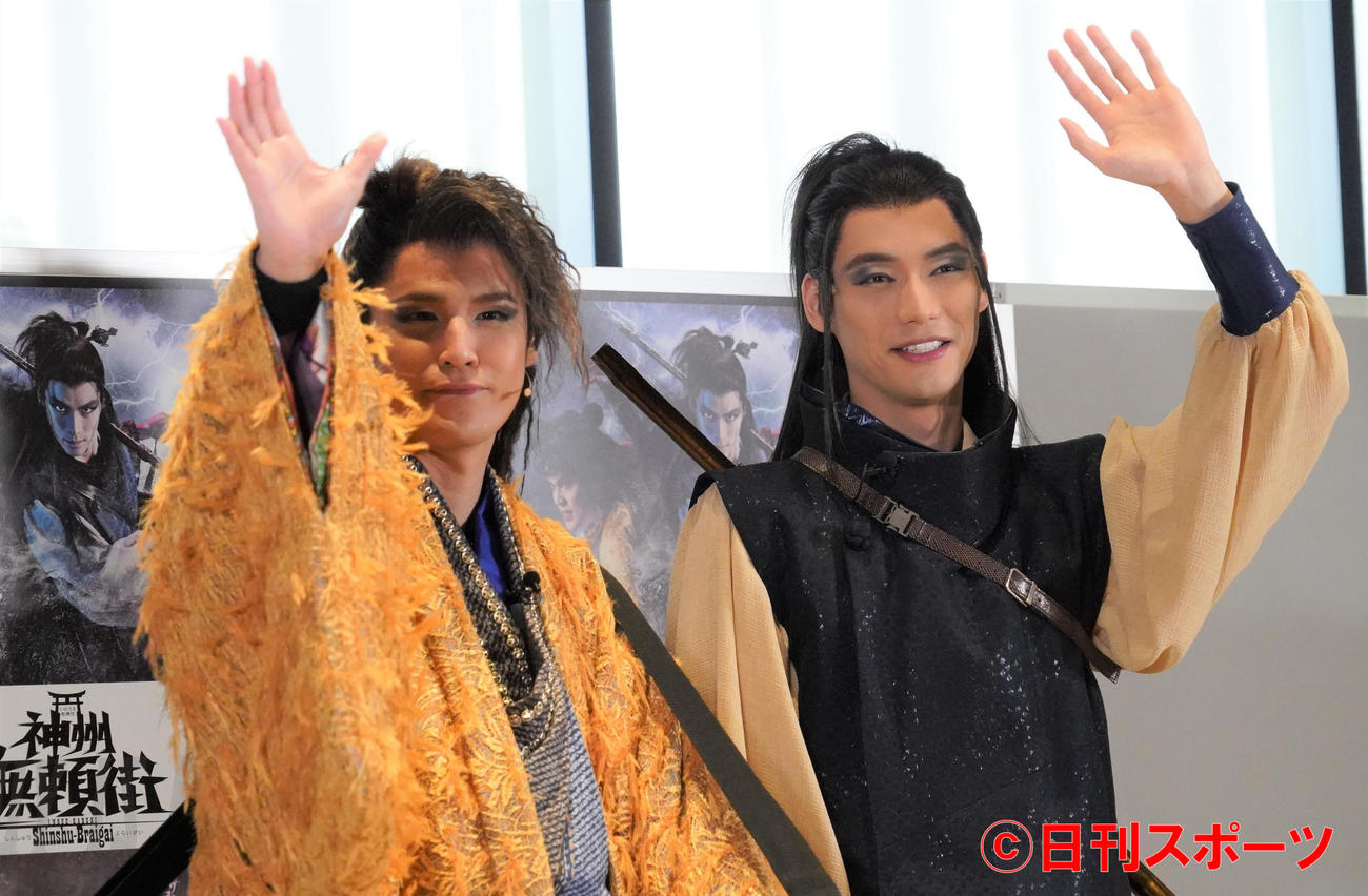 2022年劇団☆新感線42周年興行・春公演「いのうえ歌舞伎『神州無頼』」開幕前取材会を行った宮野真守（左）と福士蒼汰（撮影・佐藤成）