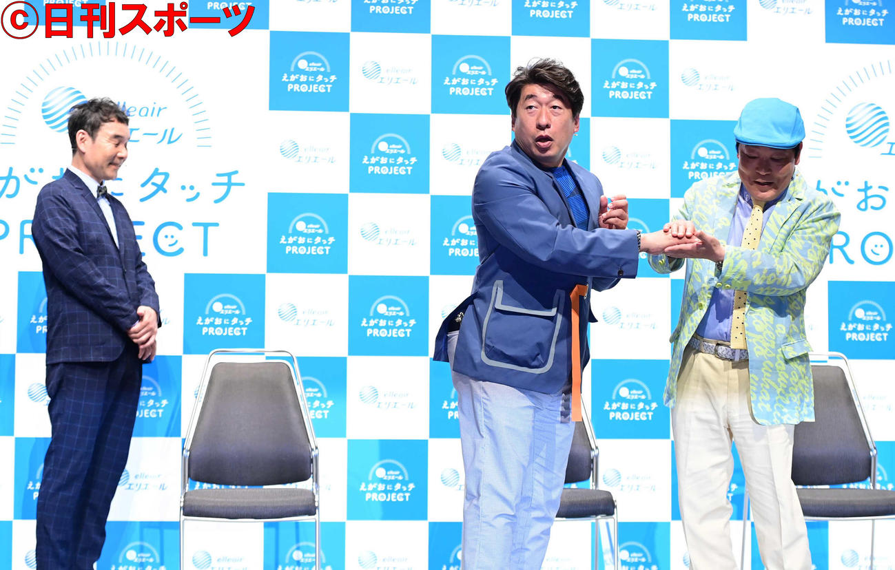 エリエール「えがおにタッチPROJECT」記者発表会でタッチングを実演するダチョウ倶楽部の、左から肥後克広、寺門ジモン、上島竜兵（撮影・小沢裕）