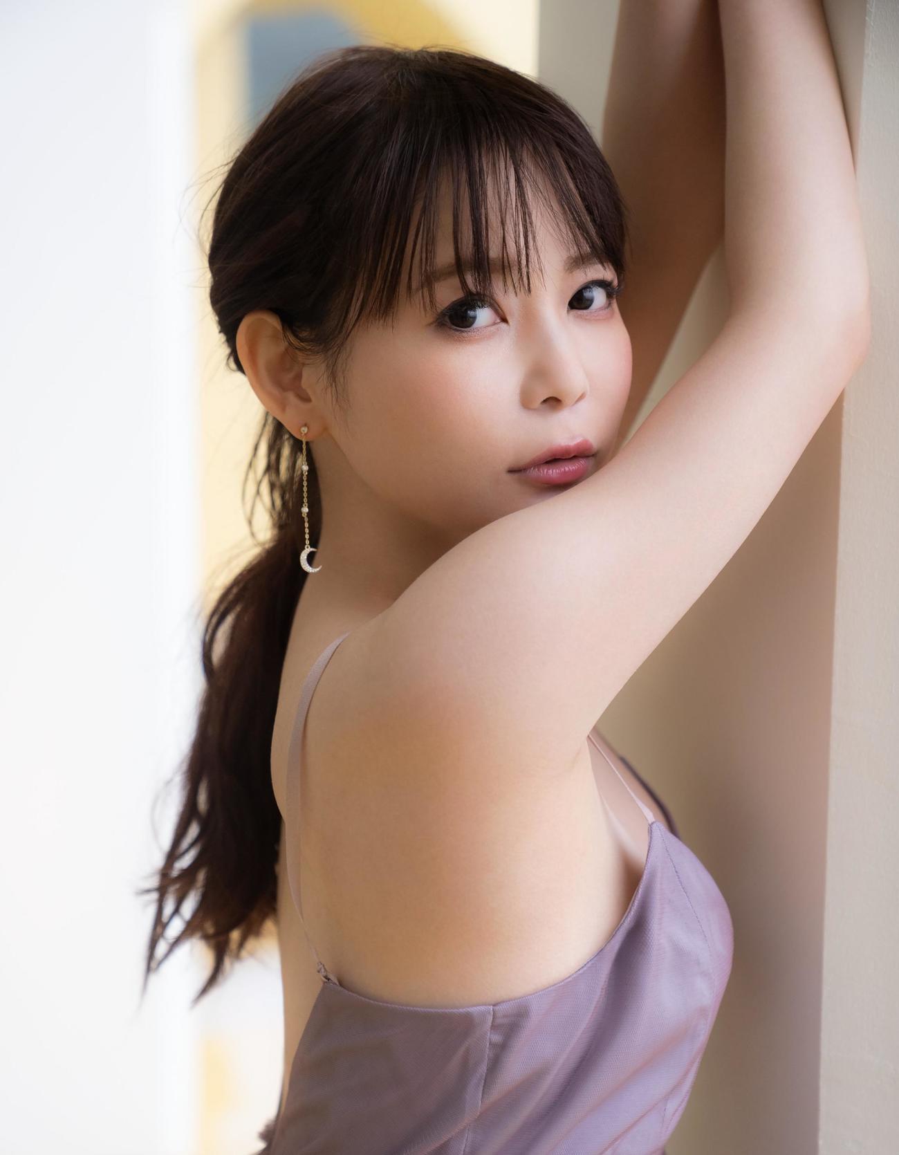 中川翔子が芸能生活20周年記念写真集「ミラクルミライ」で披露したカット（C）中村和孝／講談社
