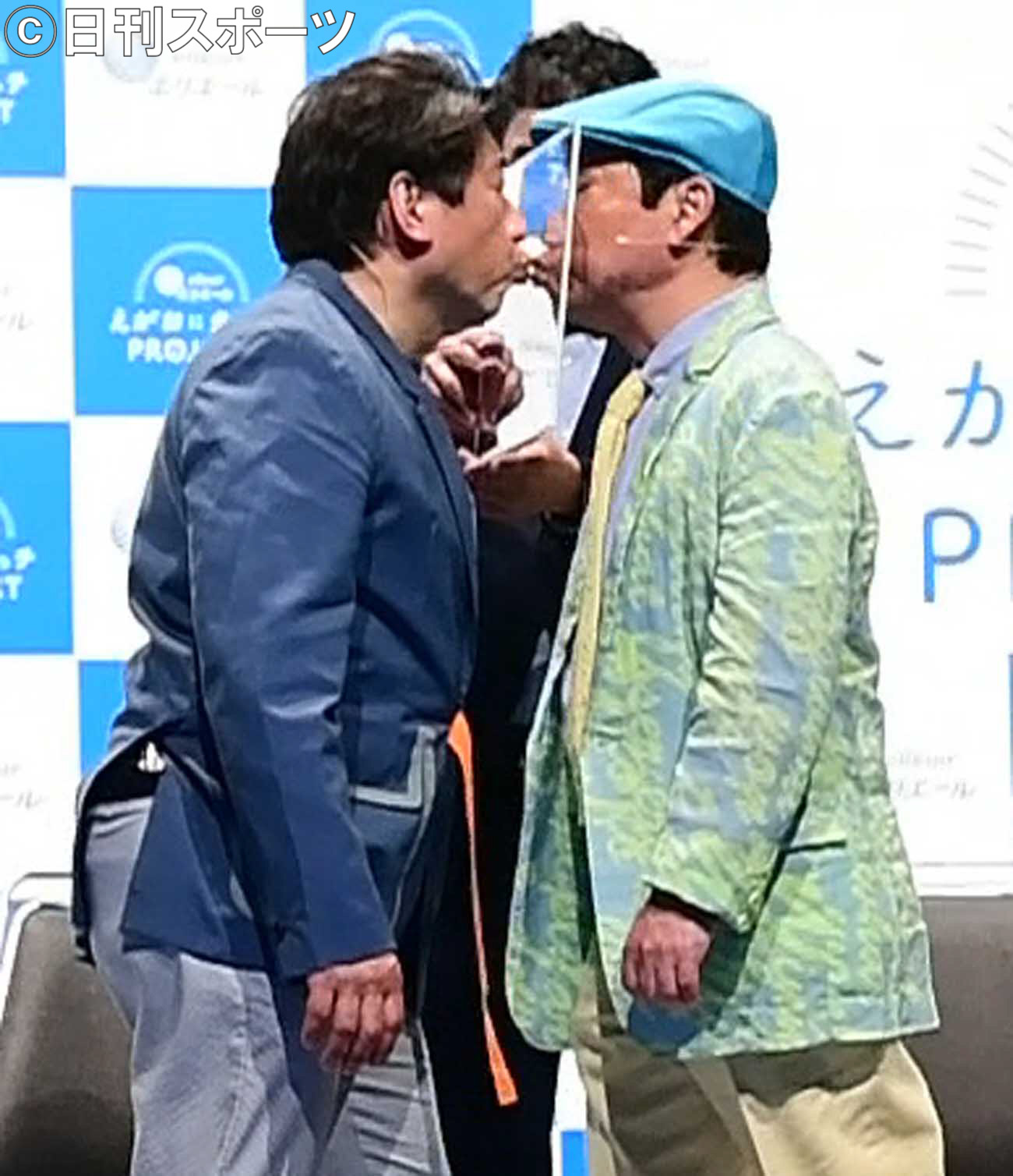 エリエール「えがおにタッチPROJECT」記者発表会でアクリル板を挟んで「けんかしてチュー」のギャグを披露するダチョウ倶楽部の寺門ジモン（左）と上島竜兵（撮影・小沢裕）