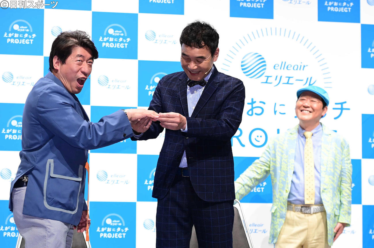 エリエール「えがおにタッチPROJECT」記者発表会でタッチングを実演するダチョウ倶楽部の、左から寺門ジモン、肥後克広、上島竜兵（撮影・小沢裕）