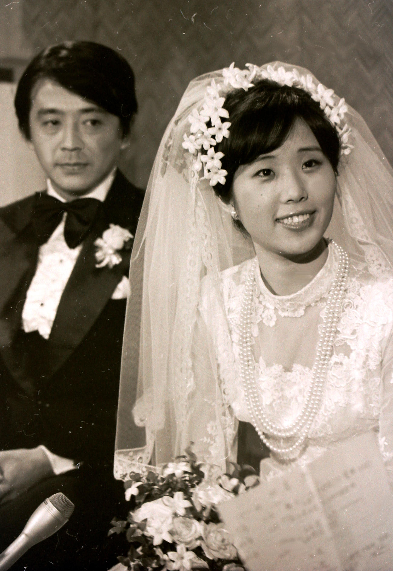 山本圭（左）女流棋士の小川誠子さん（1977年6月29日撮影）