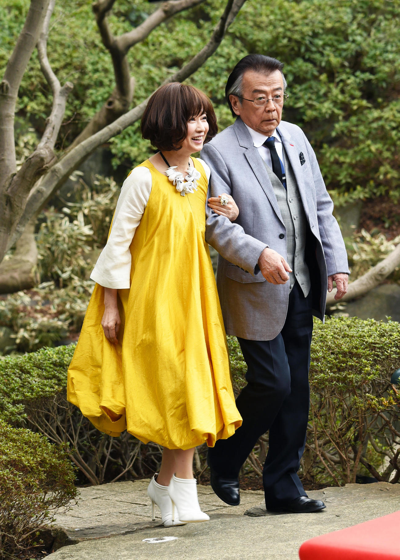 テレビ朝日系テレビドラマ「やすらぎの郷」制作発表記者会見のフォトセッションで風吹ジュン（左）と手を組む山本圭さん（17年3月撮影）