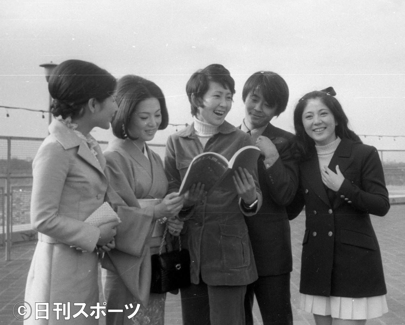 「戦争と人間」製作発表で。右から2人目が山本圭さん。左は吉永小百合（71年撮影）