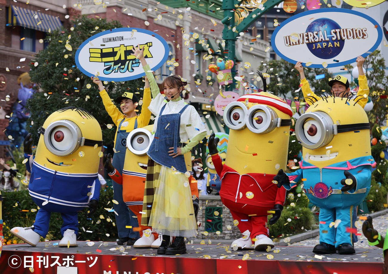 「ミニオン・パーク」オープン5周年アニバーサリー・イベントでミニオンたちと盛り上がるLiSA（撮影・上山淳一）