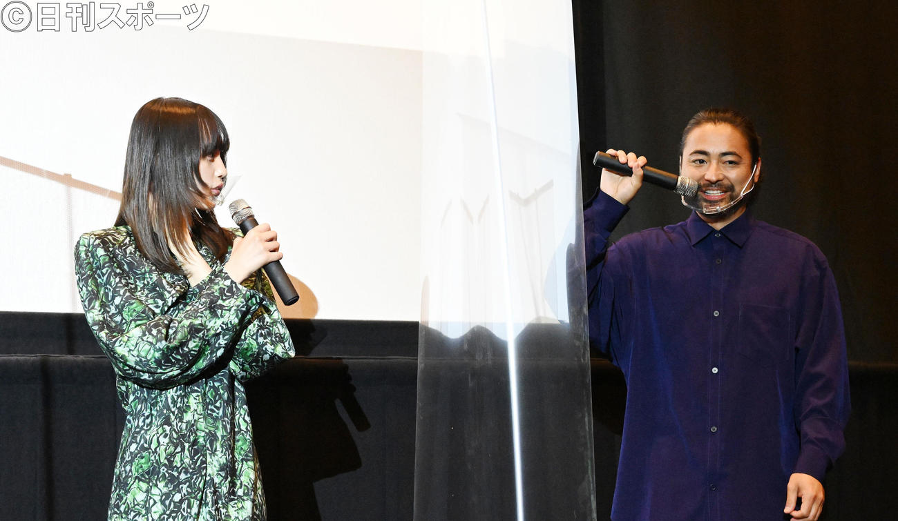 映画「MIRRORLIAR FILMS season3」完成披露上映会でトークセッションする南沙良（左）と山田孝之（撮影・滝沢徹郎）