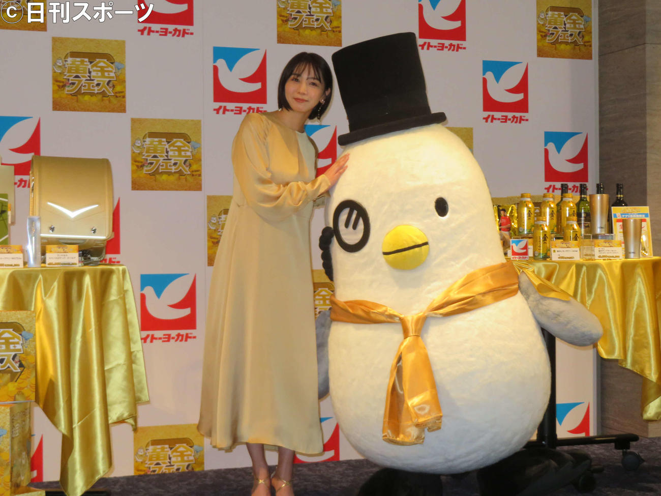 イトーヨーカドー黄金フェス先行商品お披露目会に出席した傳谷英里香とハトソンくん（撮影・村上幸将）