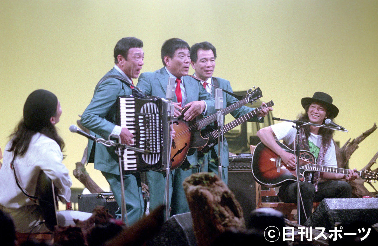 BAHOと共演した横山ホットブラザーズ（中央）。左から石田長生さん、横山マコトさん、横山アキラさん、横山セツオ、Char（1993年撮影）