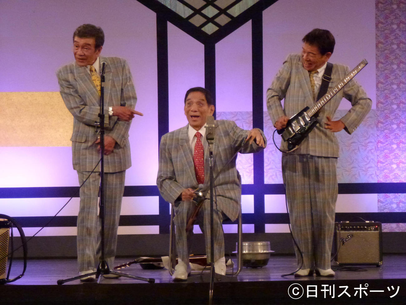 横山ホットブラザーズの左から次男マコトさん、長男アキラさん、三男セツオ（2012年6月撮影）
