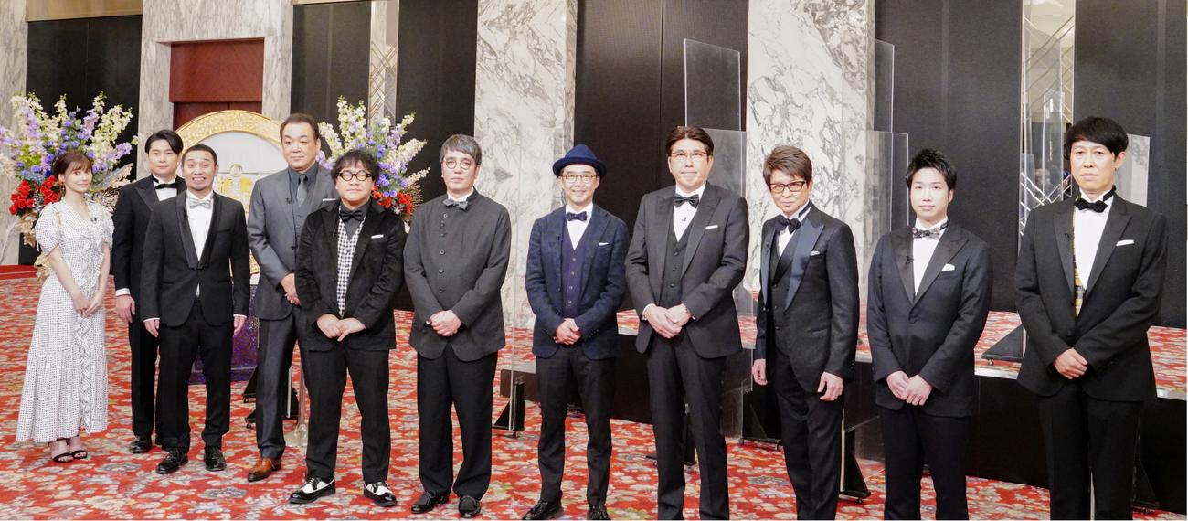 ABEMA「石橋貴明プレミアム第14弾　THE　強運マスターズ2022」の出演者たち。左3人目から千鳥・大悟、槙原寛己、館員具竹山、おぎやはぎ小木博明、矢作兼、石橋貴明、哀川翔、水谷隼、小籔千豊（C）AbemaTV, Inc.
