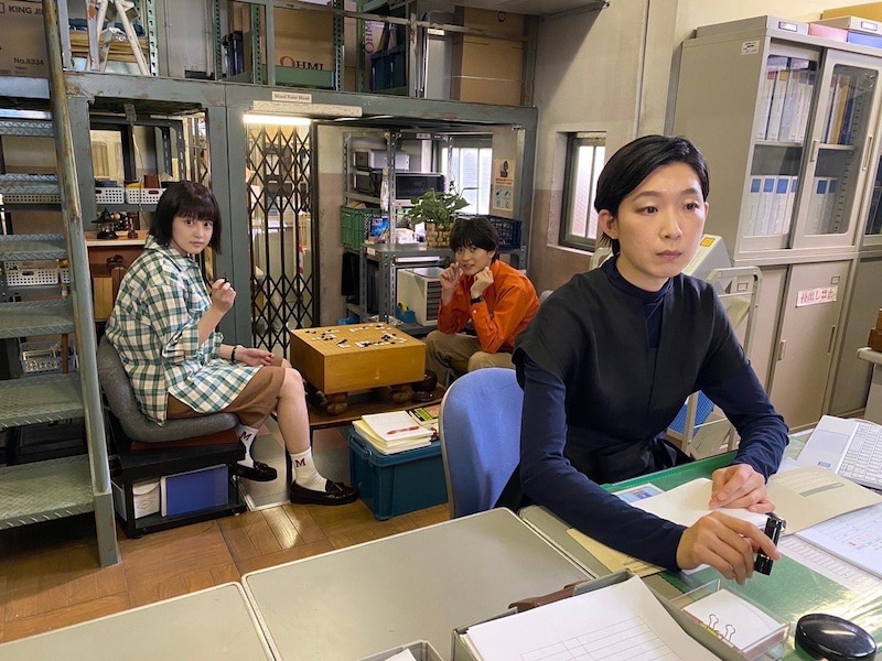 「お仕事中の峰岸さんの後ろで…#こっそり囲碁を楽しむ　#麻理鈴と山瀬くん」（悪女（わる）オフィシャルブログより）