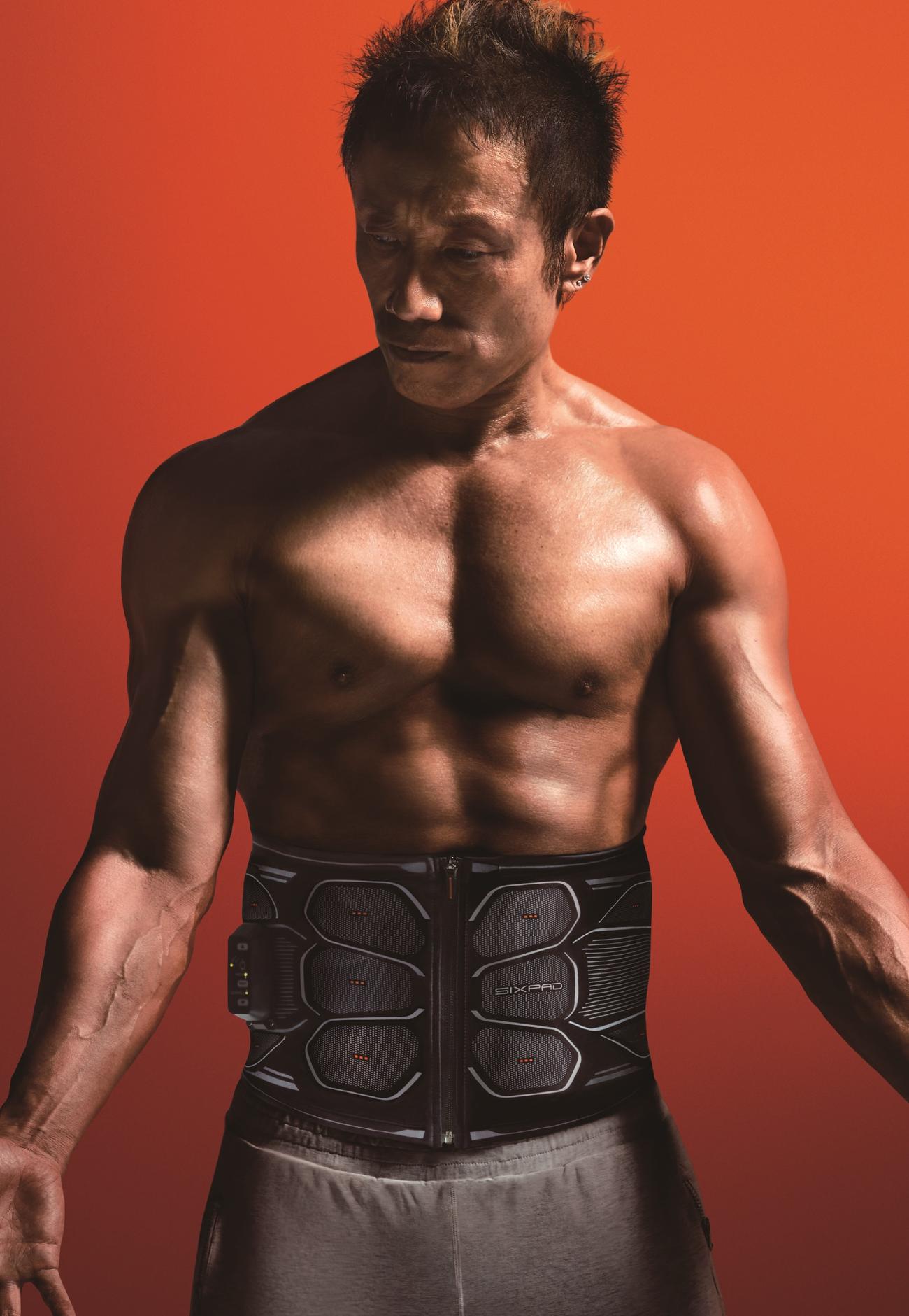 「SIXPAD Powersuit Core Belt」を身に着けた長渕剛