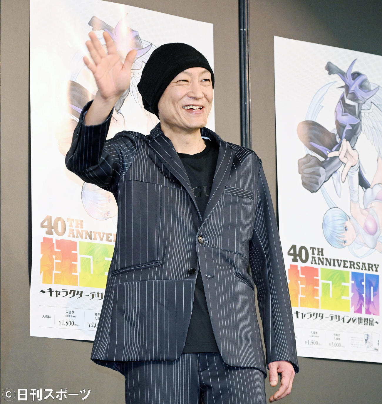 「40th Anniversary　桂正和～キャラクターデザインの世界展～」のトークショーを終えカメラに手を振る桂正和氏（撮影・滝沢徹郎）