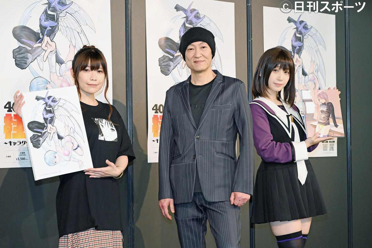 「40th Anniversary　桂正和～キャラクターデザインの世界展～」のトークショーを終え記念撮影を行う、左からよきゅーん、桂正和氏、伊織もえ（撮影・滝沢徹郎）