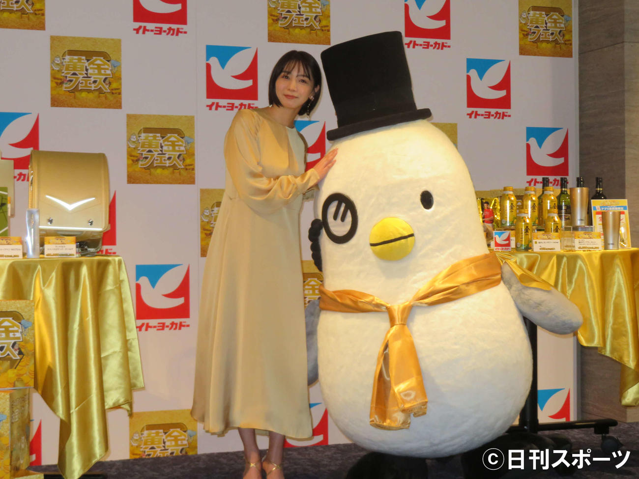 イトーヨーカドー黄金フェス先行商品お披露目会に出席した傳谷英里香とハトソンくん（撮影・村上幸将）