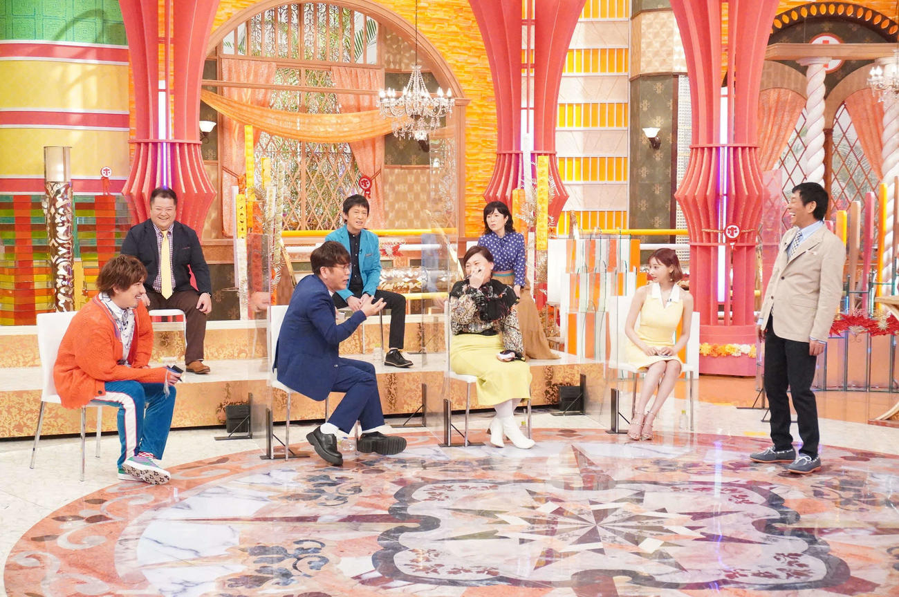 「ホンマでっか！？TV」で整形を告白した明日花キララ（右から2人目）（C）フジテレビ