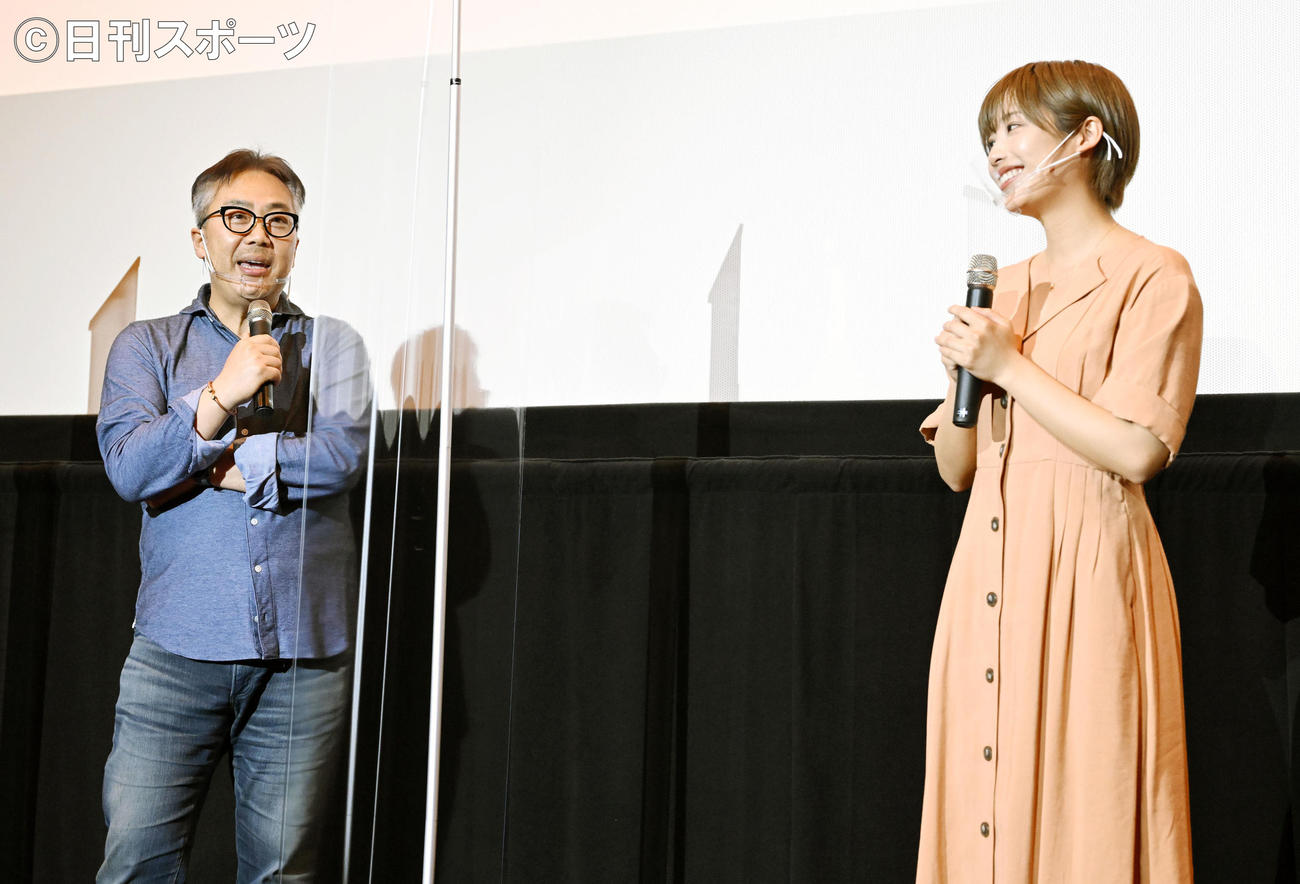 映画「MIRRORLIAR FILMS season3」完成披露上映会でトークセッションする李闘士男監督（左）と二宮芽生（撮影・滝沢徹郎）