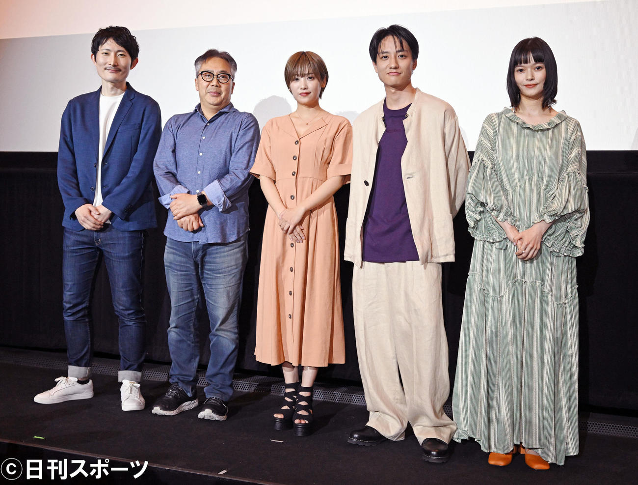 映画「MIRRORLIAR FILMS season3」完成披露上映会で記念撮影する、左から村岡哲至監督、李闘士男監督、二宮芽生、藤原季節、夏子（撮影・滝沢徹郎）