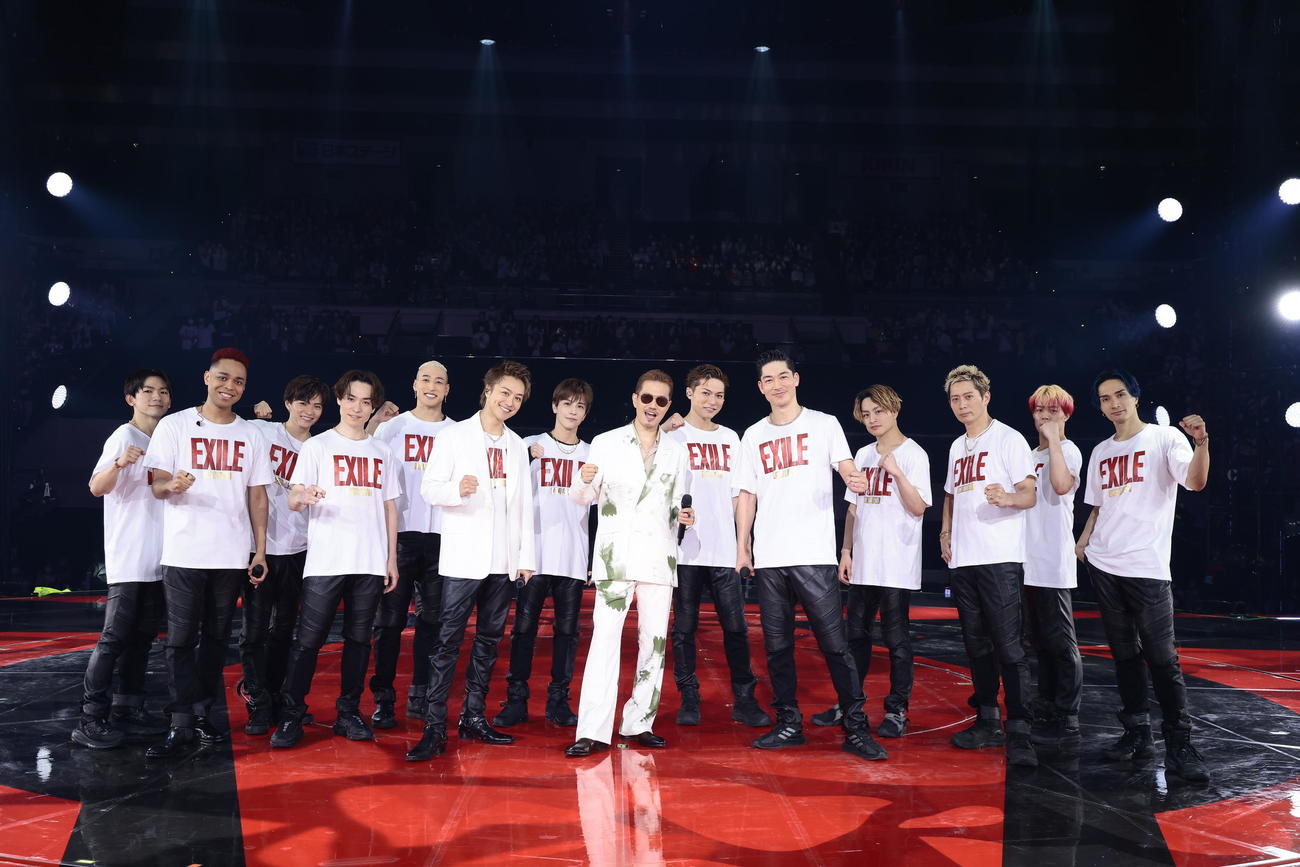 ATSUSHI（中央）も“限定復活”するドームツアー「POWER OF WISH」の開催を発表したEXILE。左からNAOTO、NESMITH、佐藤大樹、TETSUYA、関口メンディー、TAKAHIRO、岩田剛典、1人おいてSHOKICHI、AKIRA、白濱亜嵐、黒木啓司、世界、橘ケンチ