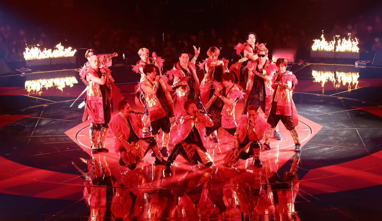 アリーナツアー「RED PHOENIX」大阪城ホール公演でパフォーマンスするEXILE