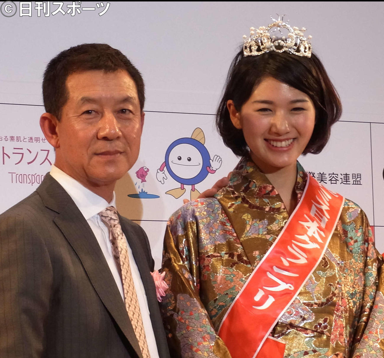 新井貴子さん（右）と父親の新井宏昌氏（2012年1月撮影）