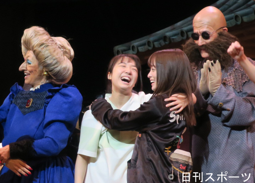 舞台「千と千尋の神隠し」東京公演千秋楽のカーテンコールで抱き合う上白石萌音、橋本環奈。左は夏木マリ＝2022年3月