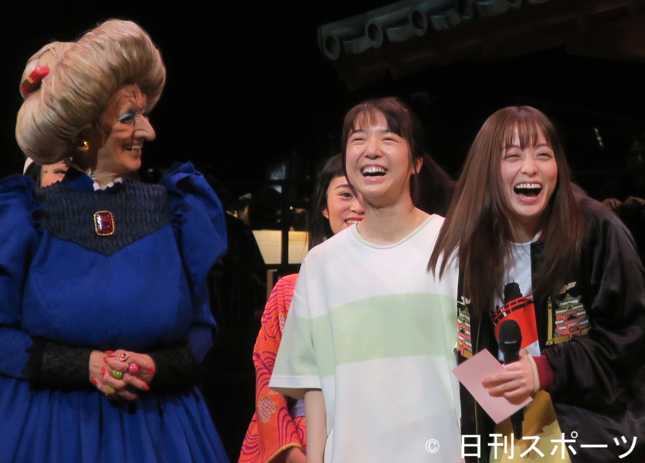 舞台「千と千尋の神隠し」東京公演千秋楽を祝うカーテンコールで笑顔の、左から夏木マリ、上白石萌音、橋本環奈＝2022年3月