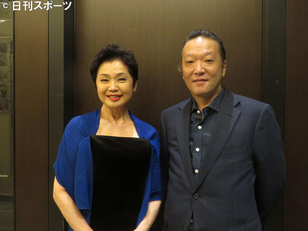 鮫島有美子（左）の公演に訪れた美空ひばりさんの長男、加藤和也氏