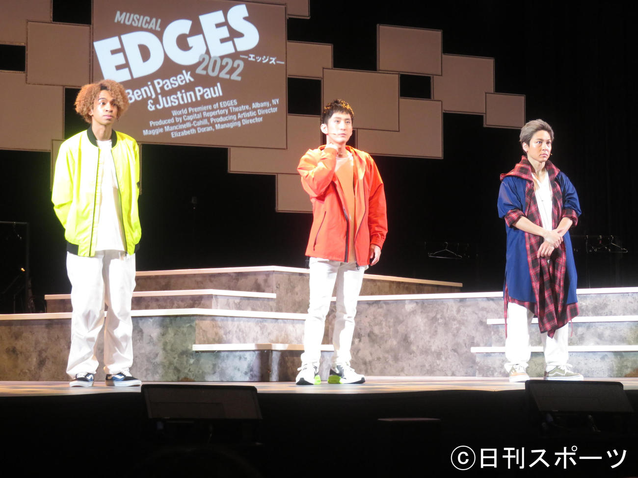 主演ミュージカル「EDGES－エッジズ－2022」の初日を迎えた屋良朝幸（右）。左から草間リチャード敬太、成河（撮影・横山慧）