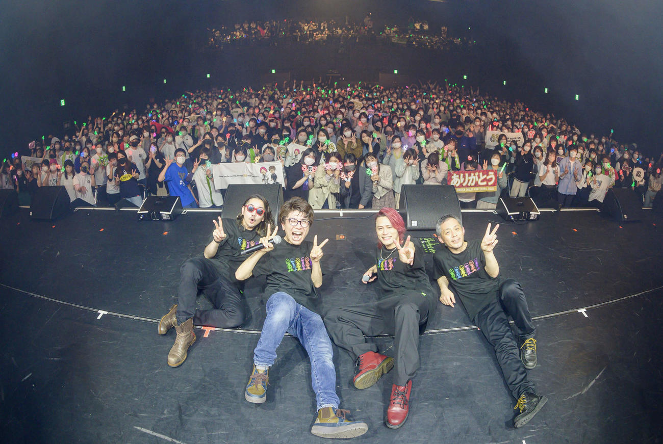 MELOGAPPAの初ライブとなった仙台公演から。さくま（左から2人目）ともり（同3人目）は満員のファンと大喜び