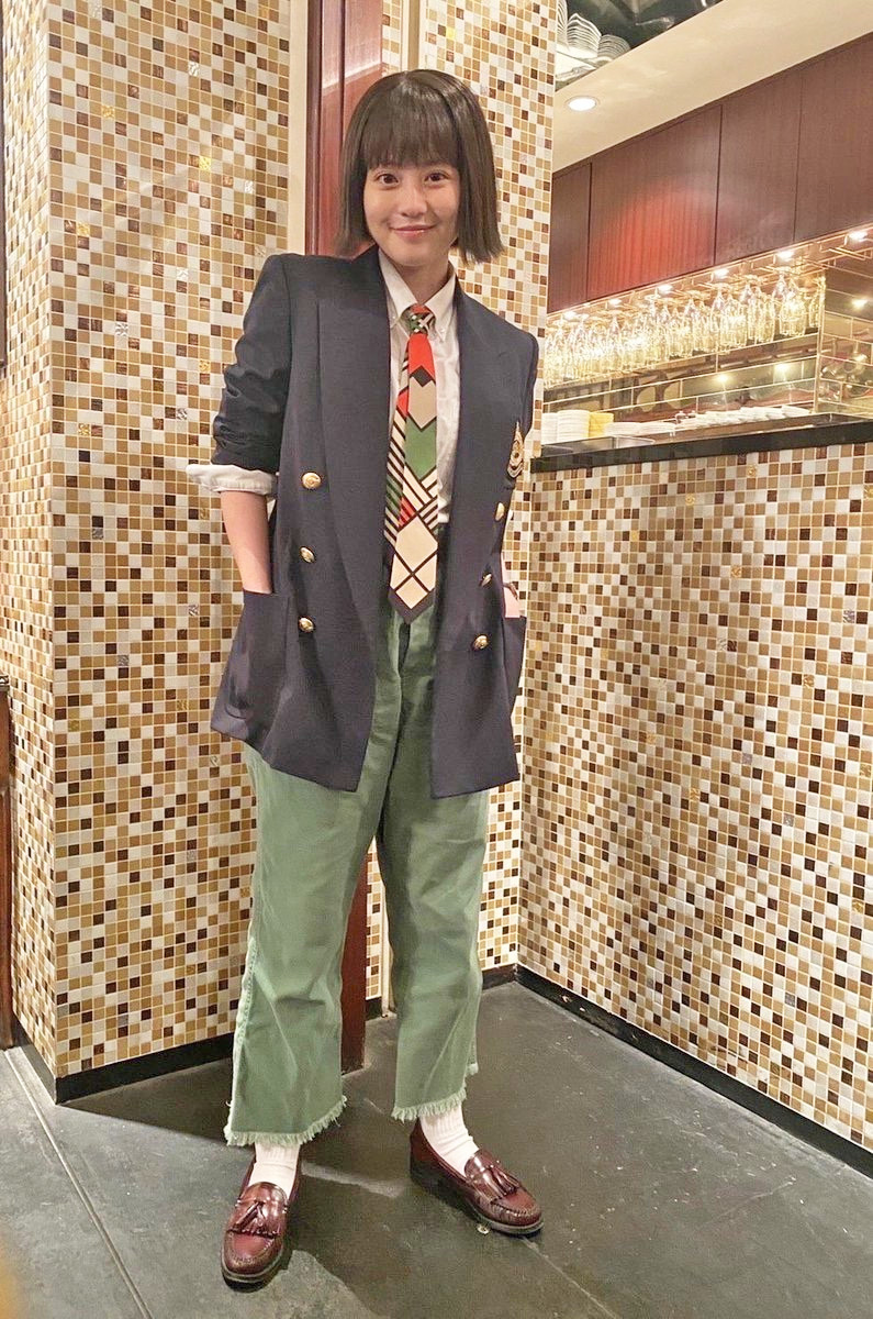 ポケットに手を入れながら笑顔でポージングする今田（悪女（わる）～働くのがカッコ悪いなんて誰が言った？～オフィシャルブログより）