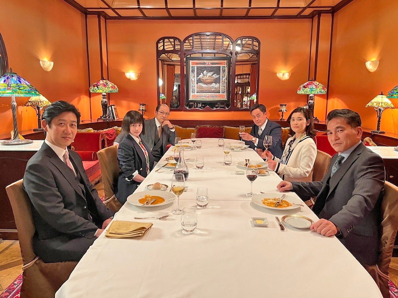 クールな表情をした今田（左から2人目）や管理職役のメンバーらの会食オフショット（悪女（わる）～働くのがカッコ悪いなんて誰が言った？～オフィシャルブログより）