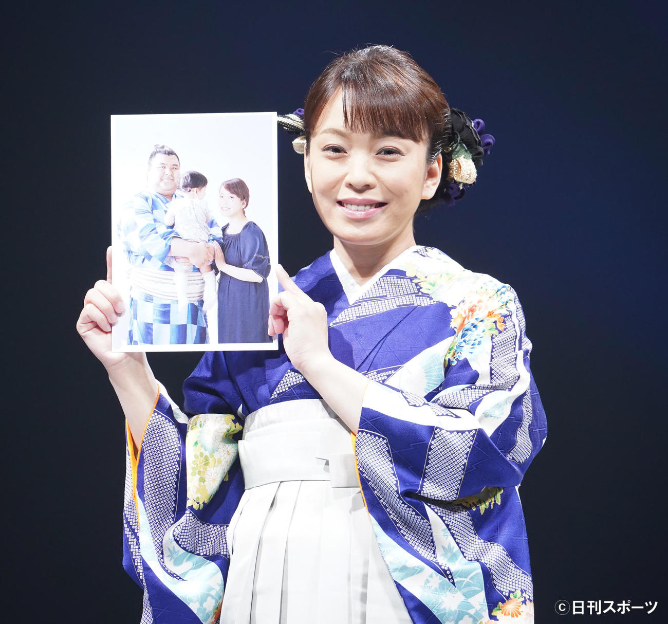 コンサートを開催した杜このみは、家族写真とともにほほえむ（撮影・佐藤勝亮）